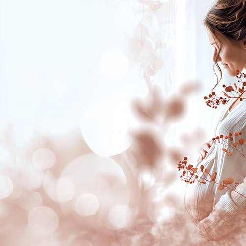 Schwangere Frau bei der Vorsorgeuntersuchung mit Hebamme Gunhild Schmidt in Soest