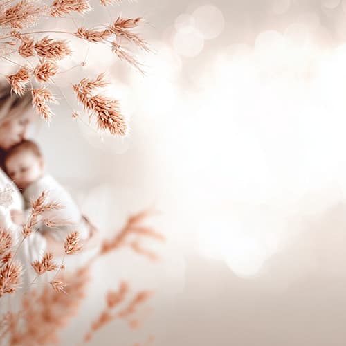 Mutter mit Neugeborenem bei Wochenbettbetreuung durch Hebamme Gunhild Schmidt in Soest